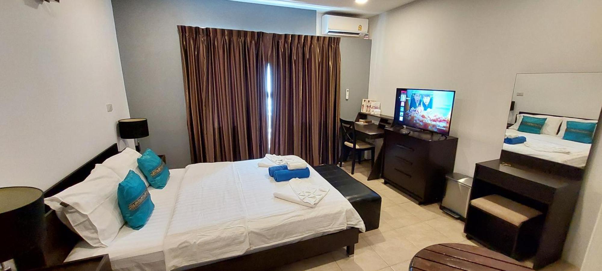 Cafe De Paris Hotel Patong Kültér fotó