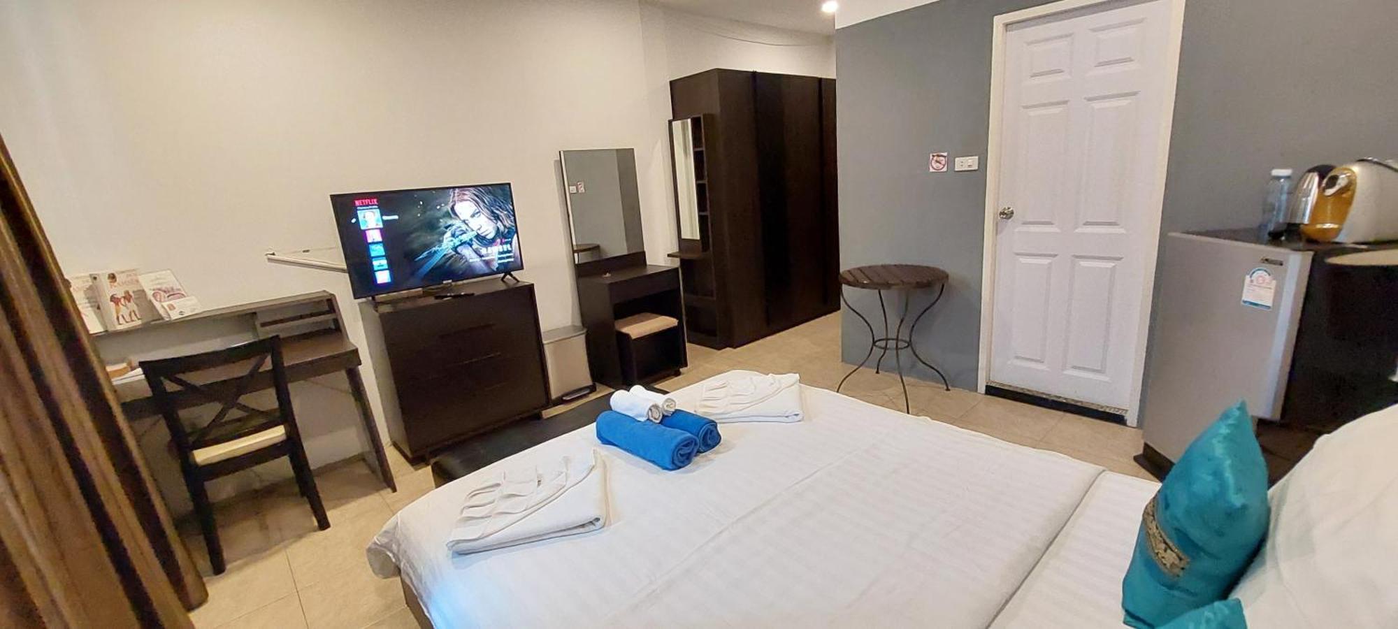 Cafe De Paris Hotel Patong Kültér fotó
