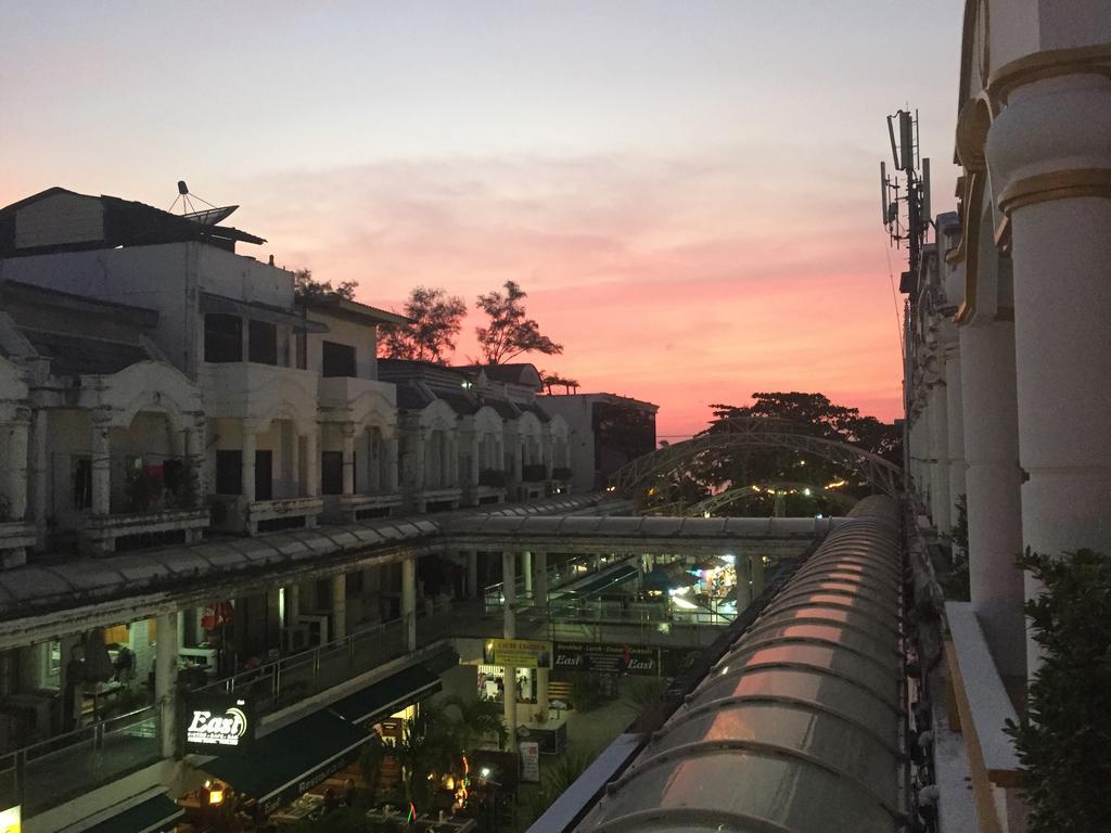 Cafe De Paris Hotel Patong Kültér fotó