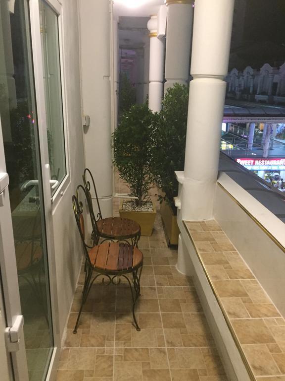 Cafe De Paris Hotel Patong Kültér fotó