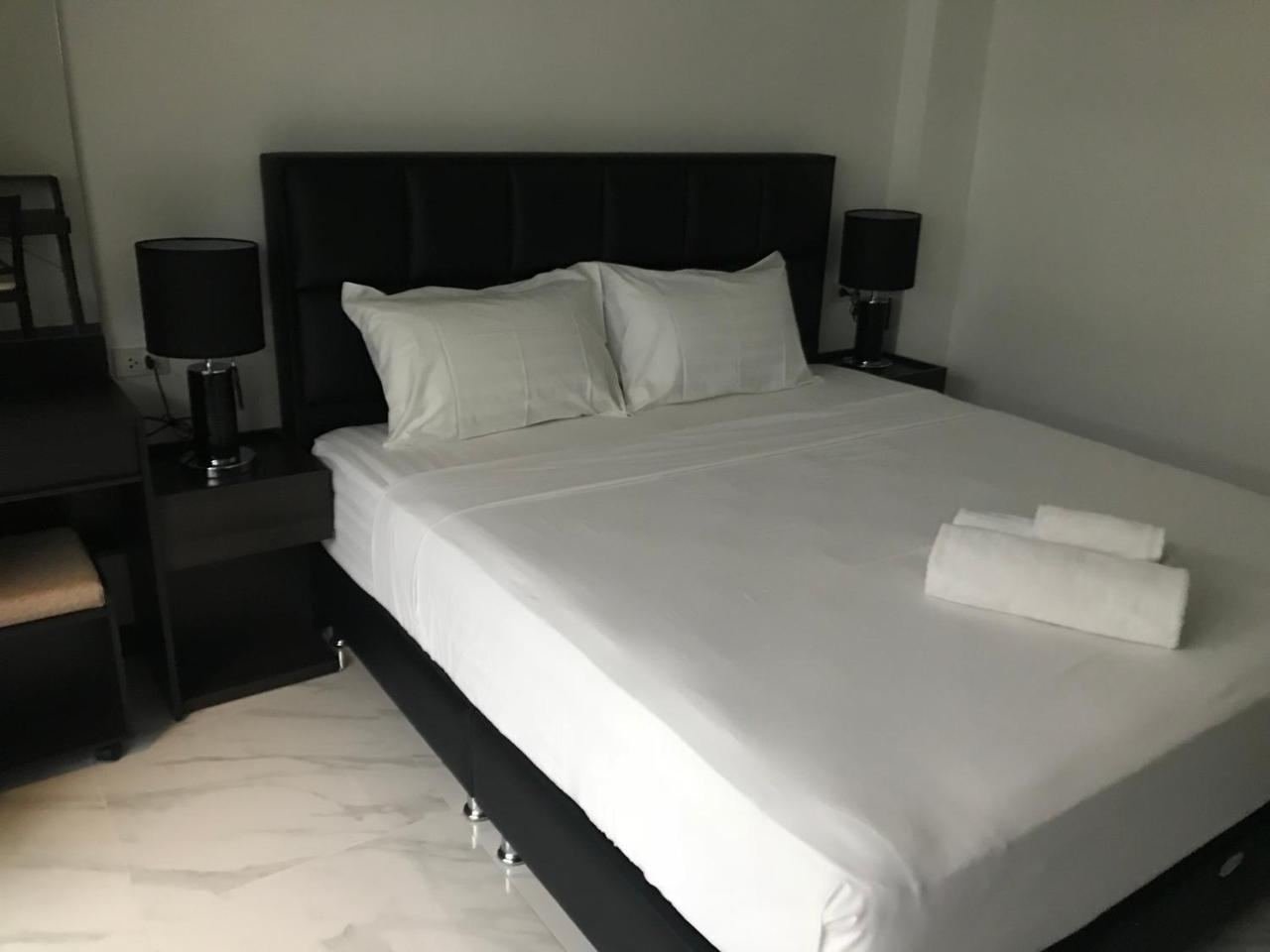 Cafe De Paris Hotel Patong Kültér fotó